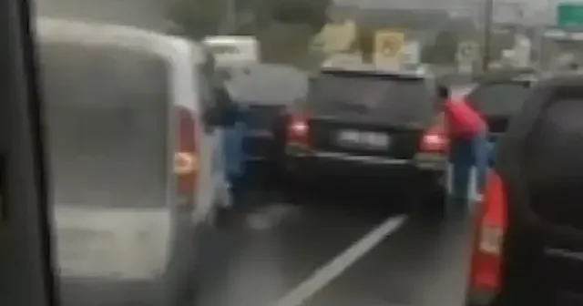 Zincirleme kazayı kaydederken kadına çarptı: Kamyonetin altında kalan kadın ağır yaralandı VİDEO İZLE