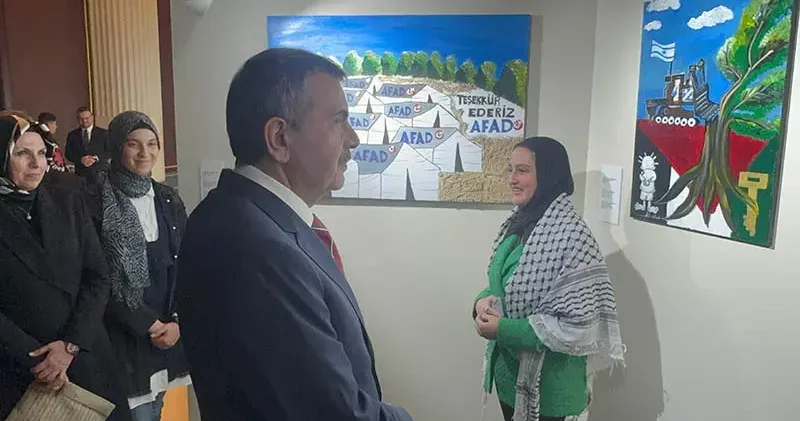 Bakan Tekin, Filistinli öğrencilerin resim sergisini gezdi