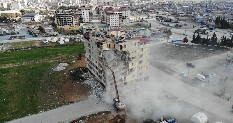 Depremde 67 insana mezar olan Yunus Kaya Apartmanı nın müteahhidi, 13 yıl hapse mahkum edildi