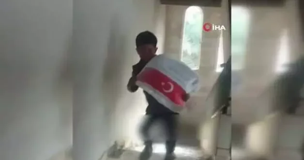 Filistinlilerin Türk bayraklı sevinci! Un çuvalını taşıyan çocuğu görmeniz lazım