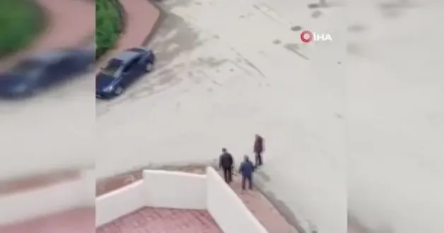 Aracını 3 kişinin üzerine sürdüğü anlar kameraya yansıdı