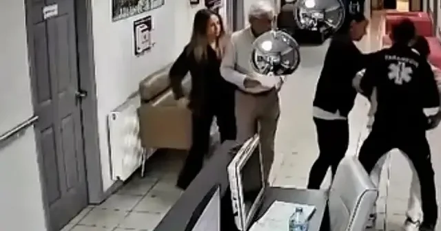 Paramedik arkadaşının Heimlich manevrası hayatını kurtardı VİDEO İZLE