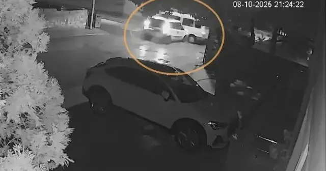 Minibüsle çarpışan hafif ticari aracın sürücüsü kaçtı Gündem Haberleri