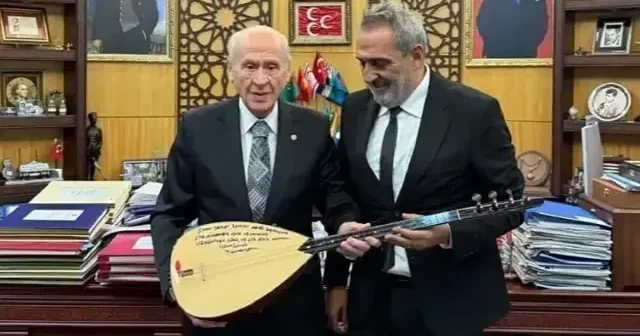 MHP liderine cemevi teşekkürü: Yavuz Bingöl Devlet Bahçeli’ye bağlama hediye etti VİDEO İZLE