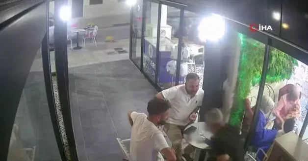 Dikkatsizliğiyle cam kapıya böyle çarptılar: Yere savrulduğu anlar kamerada