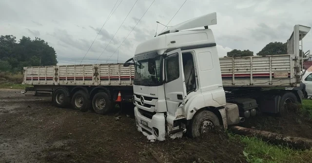 Samsun da tır kayganlaşan yolda kontrolden çıktı Samsun Haberleri