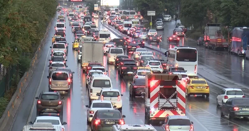 İstanbul da etkili olan yağmur trafiği kilitledi!