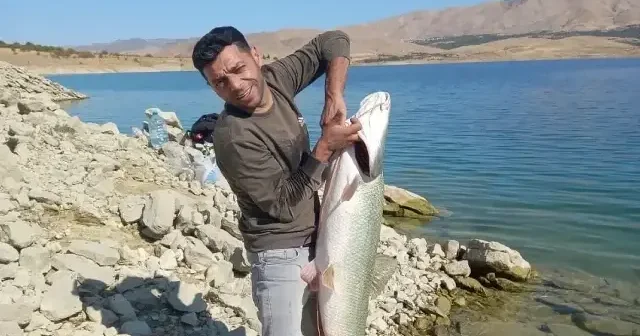 Elazığ’da amatör balıkçı 22 kiloluk turna yakaladı Aktüel Haberleri