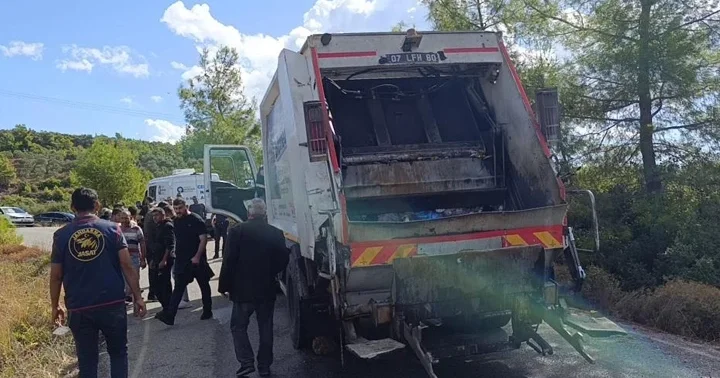 Antalya da çöp kamyonunda vahşet! Arkadaşını boğazından bıçakladı... Kaçan şüpheli aranıyor