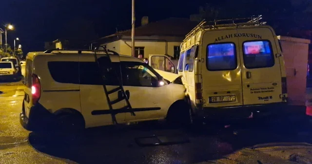 Minibüsle çarpışan hafif ticari aracın sürücüsü kaçtı Çorum Haberleri