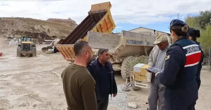 Vatandaşlara kadına şiddetle mücadele anlatıldı