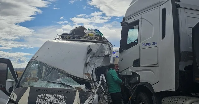 TIR ile minibüs çarpıştı: 9 yaralı Kayseri Haberleri