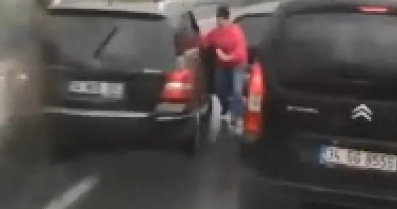 İstanbul da akılalmaz kaza: Kendi arabasıyla başka araç arasında sıkıştı, video çeken kamyonet çarptı!