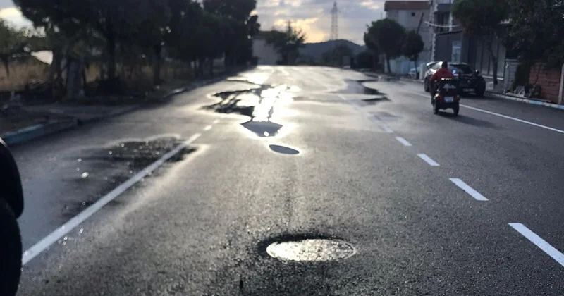 İzmir de 11 gün önce yapılan asfalt çöktü