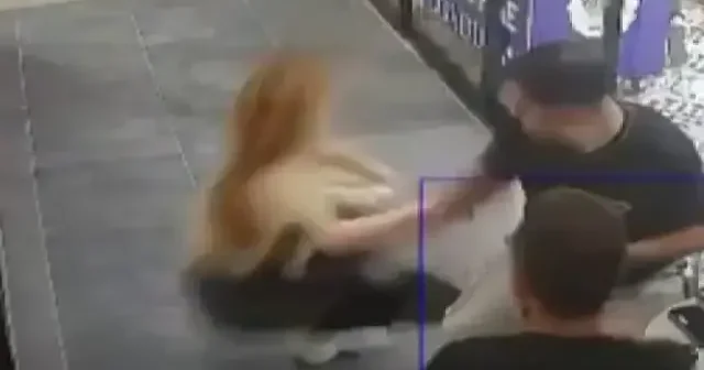 Hatay da cam kapının çalışanı yere serdiği anlar kameraya yansıdı VİDEO İZLE
