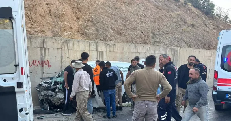 Şırnak’ta yolcu minibüsü ile hafif ticari araç çarpıştı! 2 si ağır çok sayıda yaralı var