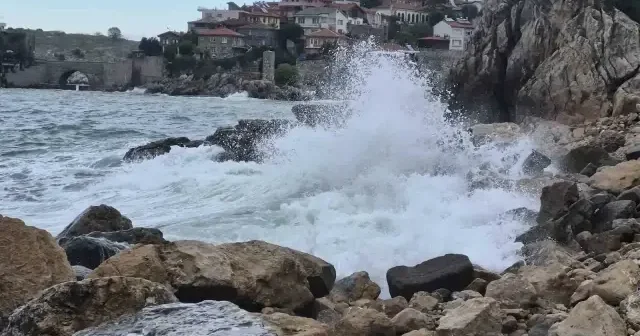Fırtına uyarısı yapılan Bartın’da dev dalgalar Gündem Haberleri