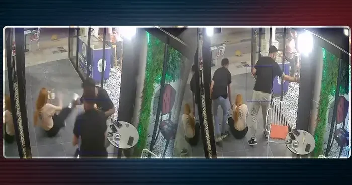 Kadın personel cam kapıya çarpıp yere savruldu! Bu kapıda bir şey var gelip gidip çarpıyorlar