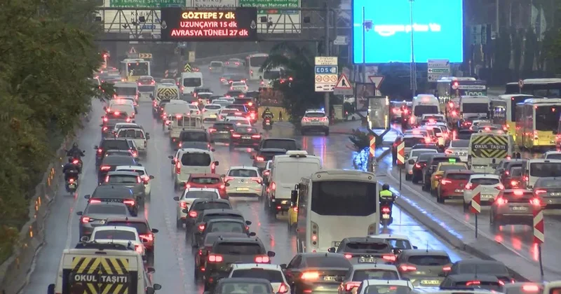 İstanbul da yağış trafiği durma noktasına getirdi