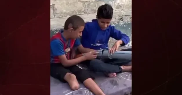 Bir lokma sevinç, bir ömürlük acı: Gazze’de bir çocuk, kendi protezini yaptı