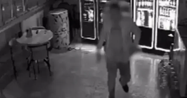 Burdur da camı kırarak markete giren şüpheli içki içip karnını doyurdu VİDEO İZLE