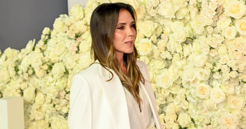 Victoria Beckham belgesel galasında oğlu Brooklyn i yine yanında göremedi ama ona da teşekkür etti magazin haberleri