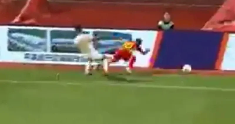 Futbolda korkunç olay: Reklam panosuna çarpan Asamoah ın boynunda kırıklar var, felç kalabilir
