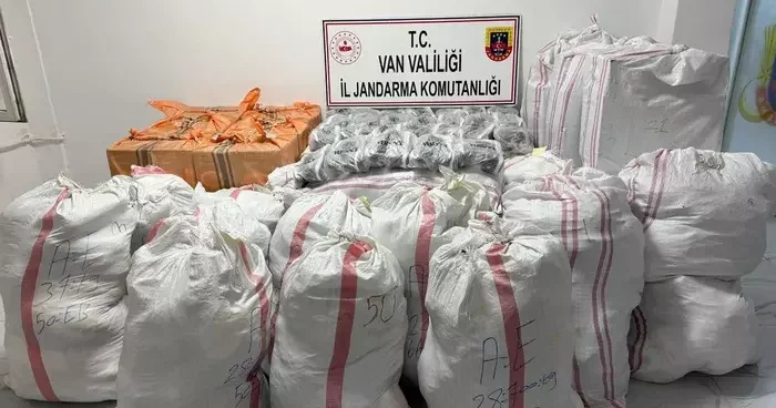 Başkale de 1 milyon 630 bin liralık kaçak eşya ele geçirildi