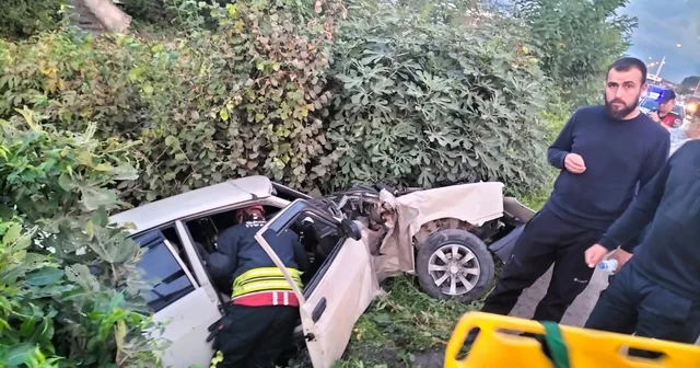 Otomobil refüjdeki elektrik direğine çarpıp, karşı şeride savruldu; 2 yaralı Samsun Haberleri
