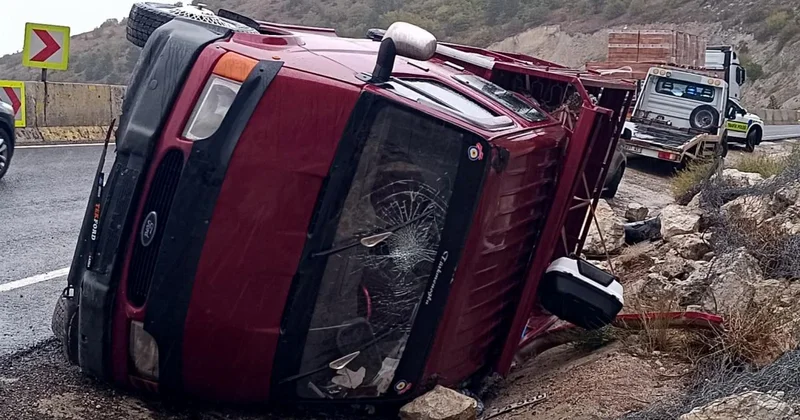 Karabük te kamyonet su kanalına devrildi: 5 yaralı