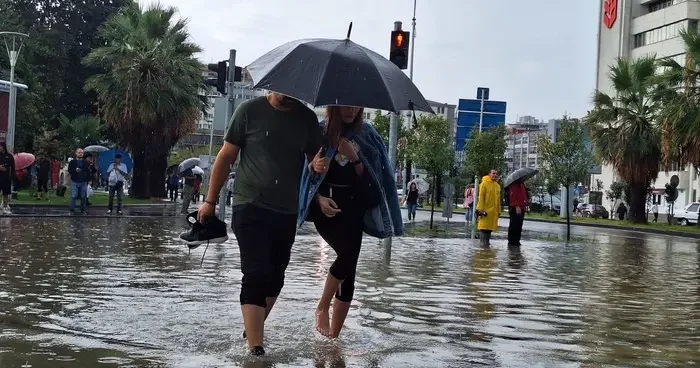 Son dakika İlçe ilçe uyarı geldi: İstanbul da sel, su baskını, yıldırım riski! İşte Meteoroloji açıklaması ile 9 Ekim hava durumu...