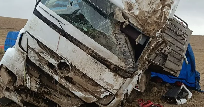 Tır Şarampole Yuvarlandı, Şoför Sağ Kurtuldu