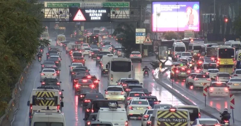 İstanbul trafik son durumu: İstanbul da trafik yoğunluğu yüzde 80 SON DAKİKA HABER