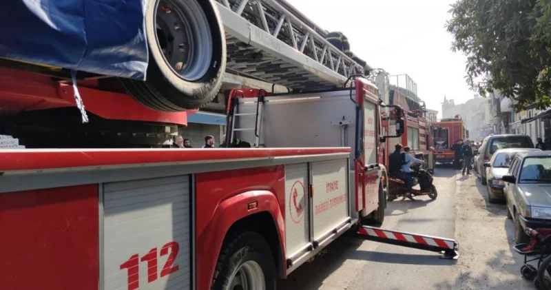 Bursa da 4 katlı iş merkezinin çatı katında yangın