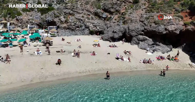 Alanya’da sıcak havayı fırsat bilen turistler Kleopatra Plajı’na akın etti