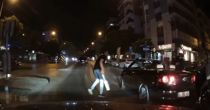 İzmir’de ’döner bıçaklı’ trafik kavgası kamerada