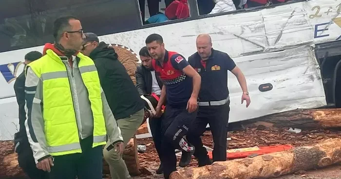 SON DAKİKA Çanakkale de zincirleme kaza! Otobüs, kamyon, otomobil... 6 ölü, çok sayıda yaralı var