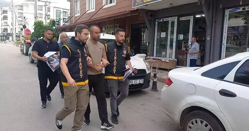 13 araca zarar veren, akli dengesi yerinde olmayan şüpheli, hastaneye yatırıldı
