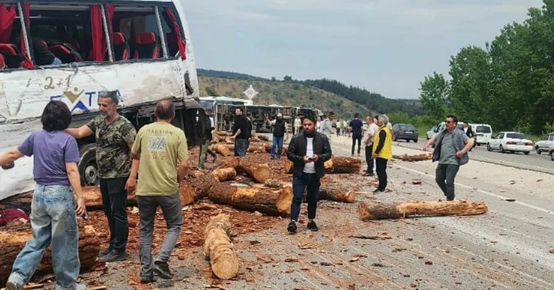 Çanakkale de yolcu otobüsü ile kamyon çarpıştı