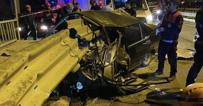 Bariyere ok gibi saplanan otomobilden sağ çıktı Sözcü Gazetesi