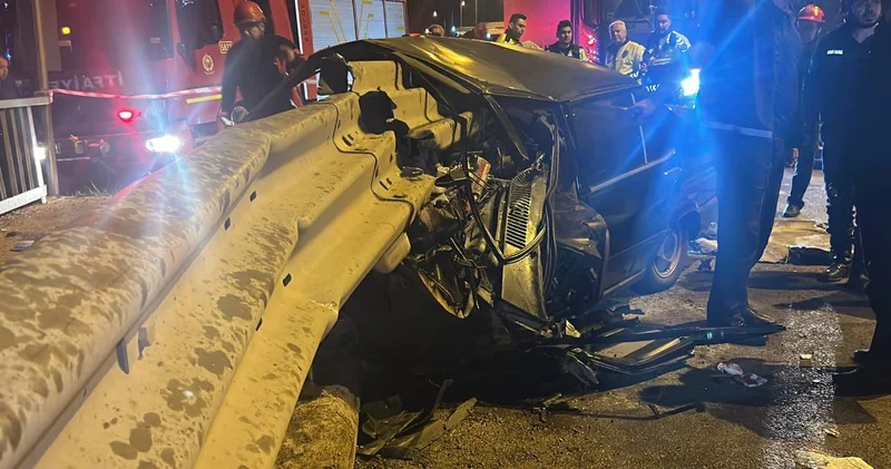 Sivas ta feci kaza: Otomobil bariyerlere saplandı