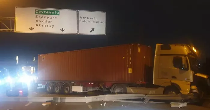 Beylikdüzü’nde TIR faciası! Ortalık savaş alanına döndü: 1 ölü, 2 yaralı