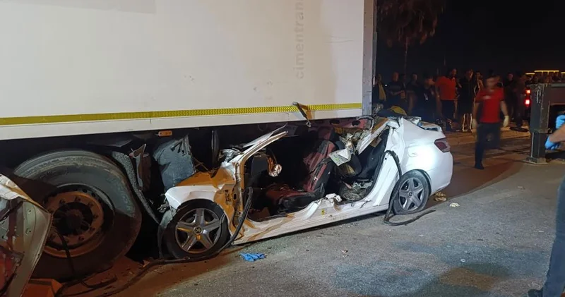 Mersin de korkunç kaza! Otomobil, park halindeki tırın altına girdi: 2 kişi feci şekilde can verdi