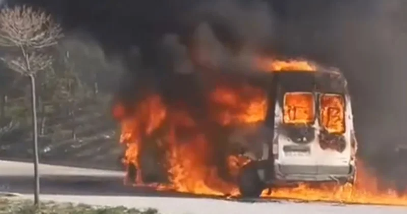 Sivas ta servis minibüsü alev alev yandı