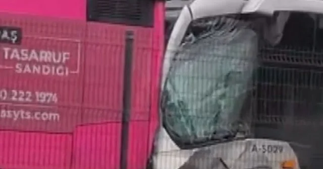 Beylikdüzü ndeki Haramidere Durağı nda iki metrobüs çarpıştı: Yaralılar var VİDEO İZLE