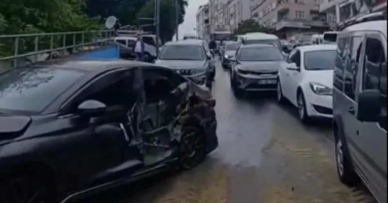 İş makinesi araçlara çarpıp devrildi Sözcü Gazetesi