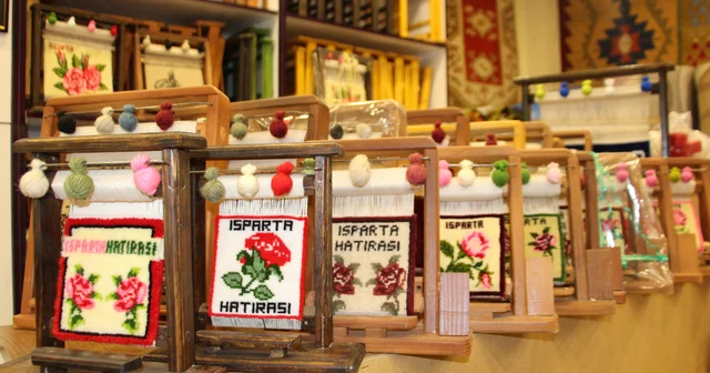 Çerçeve boyutunda minyatür halı, 7 bin 575 ilmekle dokunuyor Isparta Haberleri