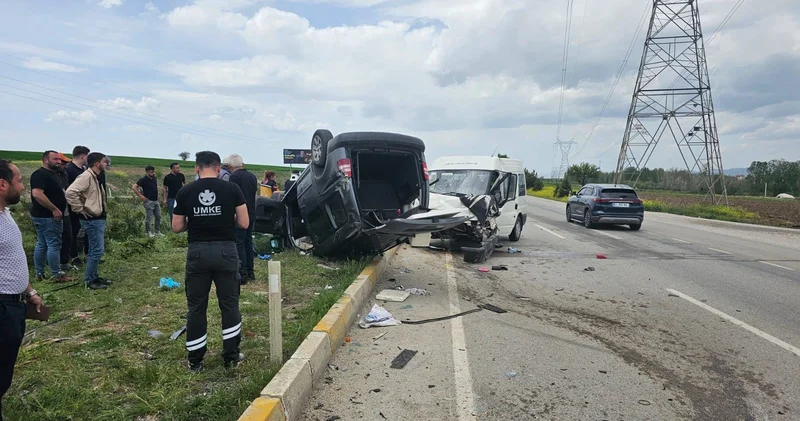 Afyonkarahisar da feci kaza: 6 sı çocuk 9 yaralı