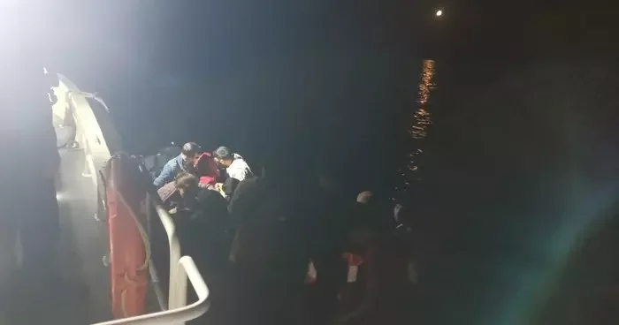 Ayvalık’ta 13’ü çocuk 43 düzensiz göçmen ve yasa dışı yollarla ülkeyi terk etmeye çalışan 2 Türk vatandaşı yakalandı