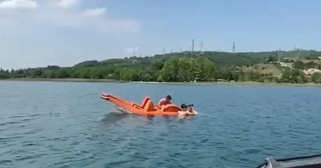Sapanca Gölü nde boğulma tehlikesi geçiren üç genci jandarma ekipleri kurtardı VİDEO İZLE